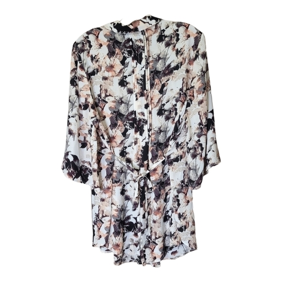 + IN Every Story Floral 3/4 button bell sleeve tunic length tie back top - Picture 3 of 11